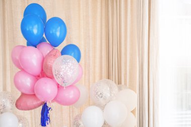 Pembe, mavi ve beyaz şişirilebilir balonlar. Doğum günü partisi için dekorasyon.