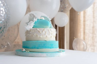 Bebek için mavi doğum günü pastası. İlk çocuk doğum günü süslemeleri pasta ve balonlarla