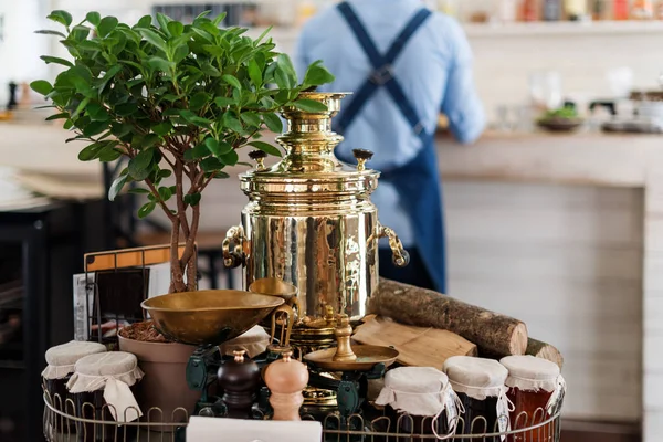 Dekoracja Restauracji Rosyjskim Samowarem Ustawienie Stołu Picia Herbaty — Zdjęcie stockowe