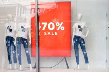 Alışveriş vitrininde vitrin vitrininde mankenler satılık tişörtler giyiyor. Mağazadaki aptallar. Satış ve moda konsepti.