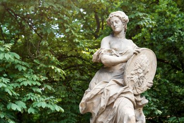 Polonya, Varşova 'daki Sakson Bahçesi' nde kumtaşı heykelleri. 1745 'ten önce Johann Georg Plersch yönetiminde isimsiz Varşova heykeltıraşı tarafından yapılmış. Yunan mitolojik ilham perilerinin heykelleri.