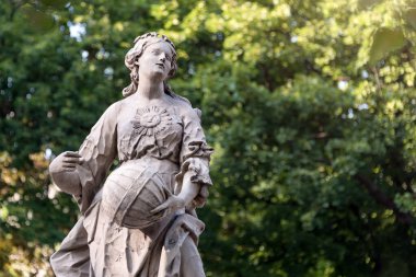 Polonya, Varşova 'daki Sakson Bahçesi' nde kumtaşı heykelleri. 1745 'ten önce Johann Georg Plersch yönetiminde isimsiz Varşova heykeltıraşı tarafından yapılmış. Yunan mitolojik ilham perilerinin heykelleri.