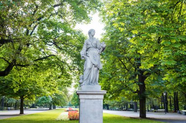 Polonya, Varşova 'daki Sakson Bahçesi' nde kumtaşı heykelleri. 1745 'ten önce Johann Georg Plersch yönetiminde isimsiz Varşova heykeltıraşı tarafından yapılmış. Yunan mitolojik ilham perilerinin heykelleri.