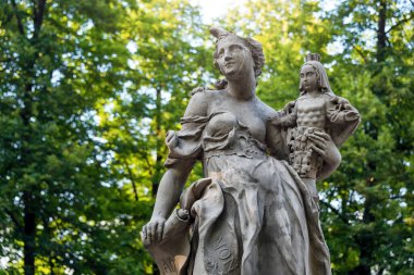 Polonya, Varşova 'daki Sakson Bahçesi' nde kumtaşı heykelleri. 1745 'ten önce Johann Georg Plersch yönetiminde isimsiz Varşova heykeltıraşı tarafından yapılmış. Yunan mitolojik ilham perilerinin heykelleri.