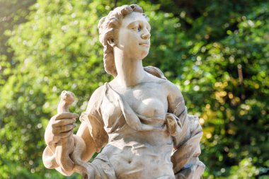 Polonya, Varşova 'daki Sakson Bahçesi' nde kumtaşı heykelleri. 1745 'ten önce Johann Georg Plersch yönetiminde isimsiz Varşova heykeltıraşı tarafından yapılmış. Yunan mitolojik ilham perilerinin heykelleri.