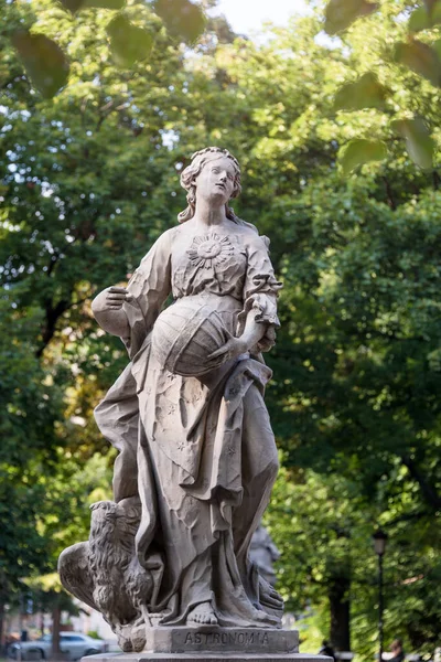 波兰华沙撒克逊花园的砂岩雕像 1745年以前 华沙的无名雕塑家在约翰 格奥尔格 普莱希的指导下创作 希腊神话缪斯的雕像 — 图库照片