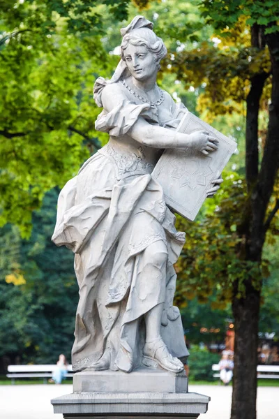 波兰华沙撒克逊花园的砂岩雕像 1745年以前 华沙的无名雕塑家在约翰 格奥尔格 普莱希的指导下创作 希腊神话缪斯的雕像 — 图库照片