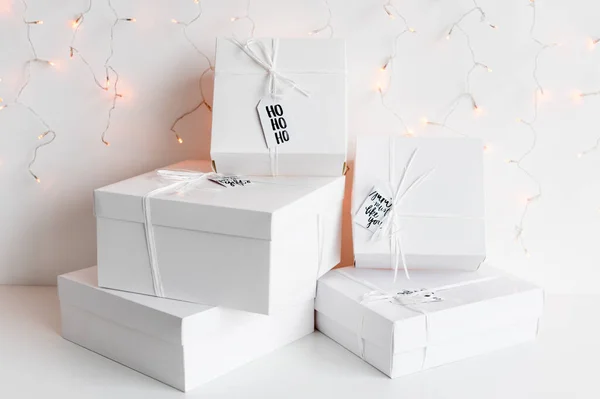 Regalos Año Nuevo Cajas Blancas Sobre Fondo Claro Con Decoración — Foto de Stock