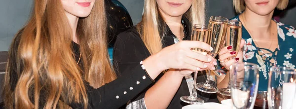Крупный План Трех Молодых Женщин Держащих Бокалы Шампанским Группа Тусовщиц — стоковое фото