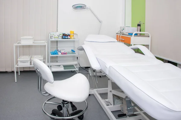 Cosmetoloog Kast Met Massagetafel Moderne Schoonheidssalon Medische Kabinet Interieur — Stockfoto