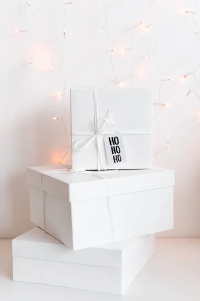 Regalos Año Nuevo Cajas Blancas Sobre Fondo Claro Con Decoración — Foto de Stock