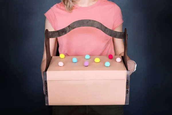 暗い背景に木製のバスケットに贈り物を保持する認識できない女性 プレゼント箱 — ストック写真