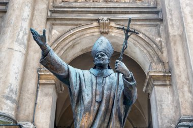 WARsaw, POLAND, 20 Temmuz 2018: Azizler Kilisesi 'nin merdivenlerinde Papa 2. John Paul' un heykeli. Grzybowski Meydanı