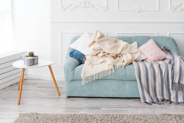 Modern ahşap sehpa ve yastıklı rahat kanepe. Oturma odası iç mekan ve basit modern ev dekorasyonu.