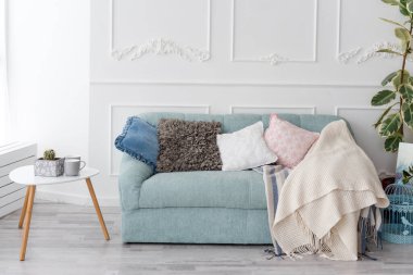 Modern ahşap sehpa ve yastıklı rahat kanepe. Oturma odası iç mekan ve basit modern ev dekorasyonu.