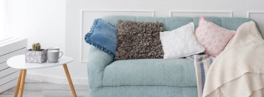 Modern ahşap sehpa ve yastıklı rahat kanepe. Oturma odası iç mekan ve basit modern ev dekorasyonu.