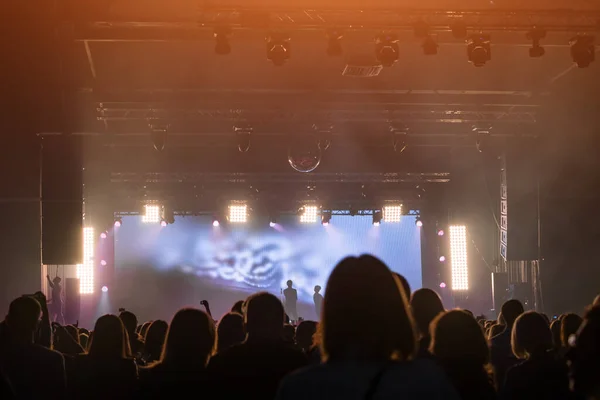 Konser Kalabalığı Nsanlar Parlak Sahne Işıkları Önünde Siluetler Rock Yıldızları — Stok fotoğraf