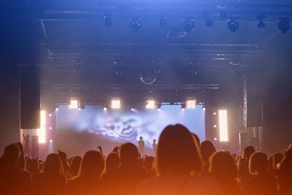 Συναυλία Πλήθους Άνθρωποι Σιλουέτες Μπροστά Από Φωτεινά Φώτα Σκηνής Συγκρότημα — Φωτογραφία Αρχείου