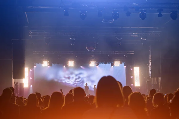 Concert Crowd Pessoas Silhuetas Frente Luzes Palco Brilhantes Banda Estrelas — Fotografia de Stock