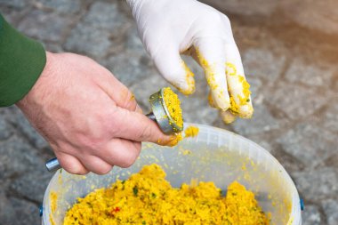Erkek eller nohuttan falafel hazırlıyor. Sokak yemeği. Uluslararası Mutfak Festivali etkinliği. Orta doğu kızarmış Chickepa topları, popüler fast food yemekleri.