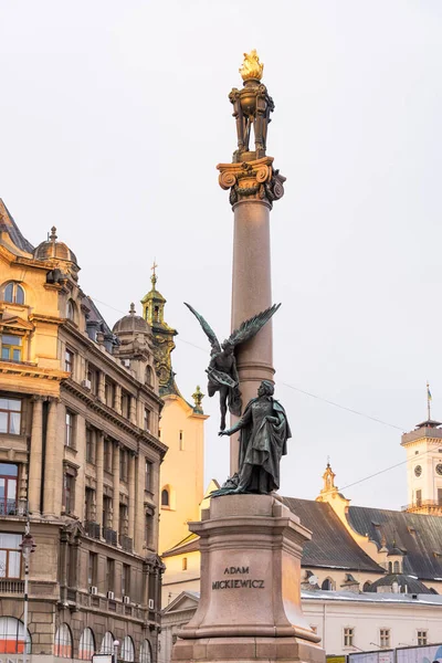 Emlékmű Adam Mickiewicz Lviv Ukrajna — Stock Fotó