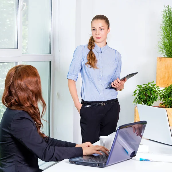 Mooie jonge zakenvrouw die een presentatie geeft in een conferentie of meeting setting. Mensen en teamwork concept - gelukkig creatief team in kantoor. Vrouwen in het bedrijfsleven. — Stockfoto