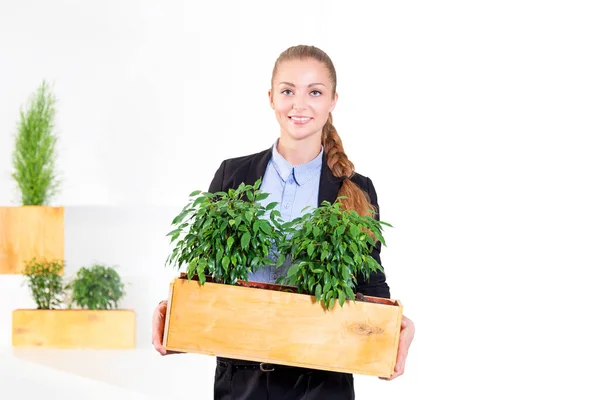 Πράσινη Διαβίωση Ελκυστική Νεαρή Επιχειρηματίας Στέκεται Στο Σύγχρονο Γραφείο Loft — Φωτογραφία Αρχείου