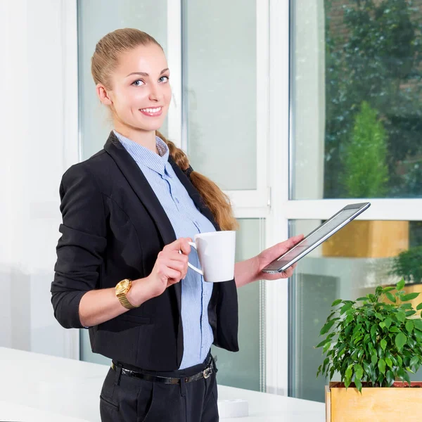 Jonge Zakenvrouw Modern Helder Kantoor Houdt Tablet Met Een Lijst — Stockfoto