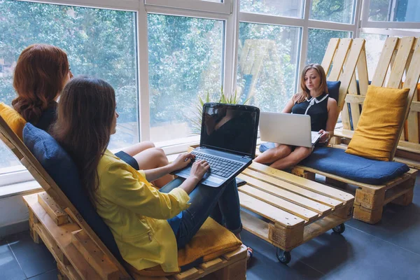 Groep van mooie zakenvrouw samen te werken met nieuwe startup project met behulp van laptop computer in moderne loft. Mensen en teamwork concept - gelukkig creatief team in kantoor. Vrouwen in het bedrijfsleven. — Stockfoto