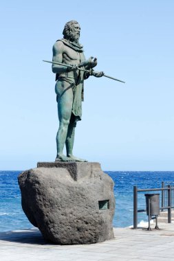 İspanya 'nın Candelaria, Tenerife, Candelaria, Tenerife, Kanarya Adaları' ndaki Plaza de la Patrona de Canarias 'da yer alan İspanyol öncesi kralların dokuz heykelinin bir parçası olan bir Guanche şefi veya mencey Anaterve heykeli..