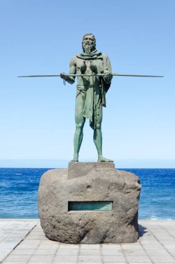 İspanya 'nın Candelaria, Tenerife, Candelaria, Tenerife, Kanarya Adaları' ndaki Plaza de la Patrona de Canarias 'da yer alan İspanyol öncesi kralların dokuz heykelinin bir parçası olan bir Guanche şefi veya mencey Anaterve heykeli..