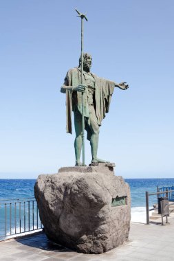 Bir Guanche şefi ya da mencey olan Beneharo heykeli, Candelaria, Tenerife, Kanarya Adaları, İspanya 'daki Plaza de la Patrona de Canarias' da yer alan İspanyol öncesi kralların dokuz heykelinin bir parçasıdır..