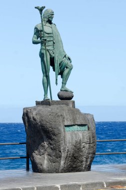 İspanya 'nın Candelaria, Tenerife, Candelaria, Kanarya Adaları' ndaki Plaza de la Patrona de Canarias 'da yer alan İspanyol öncesi kralların dokuz heykelinin bir parçası olan bir Guanche şefi veya mencey heykeli.