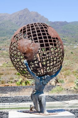 Guimar 'daki piramitlerin yakınındaki heykeller. Tenerife 'deki etnoloji parkı, Kanarya Adaları, İspanya