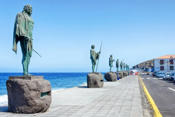 Plaza of the patron of Canaries Guanches with statues. The last kings of Tenerife in bronze statuary and oversized. Candelaria, Tenerife island, Spain. — Stock Photo, Image