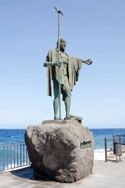 Statue des Beneharo, eines Guanchenhäuptlings oder einer Mencey, Teil der neun Statuen prähispanischer Könige auf der Plaza de la Patrona de Canarias, in Candelaria, Teneriffa, Kanarische Inseln, Spanien. — Stockfoto