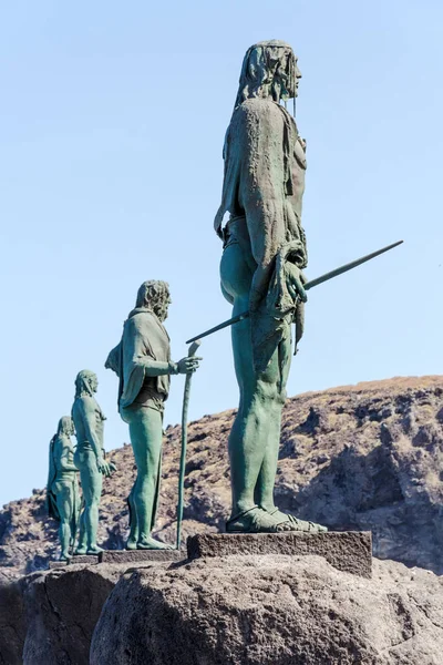 Heykeli olan Kanarya Guanches 'in patronunun meydanı. Tenerife 'nin son kralları bronz heykellerde ve büyük bedenlerde. Candelaria, Tenerife Adası, İspanya. — Stok fotoğraf