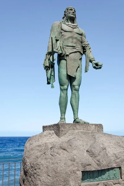 Statue von Pelicar, einem Häuptling der Guanchen oder einer Mencey, Teil der neun Statuen prähispanischer Könige auf der Plaza de la Patrona de Canarias, in Candelaria, Teneriffa, Kanarische Inseln, Spanien. — Stockfoto