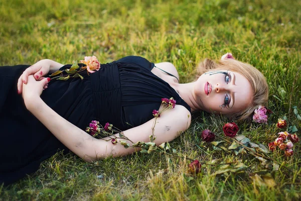 Retrato Moda Una Niña Llorosa Con Flores Secas Estilo Retro — Foto de Stock