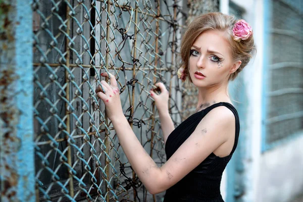 Retrato Moda Una Niña Llorosa Con Flores Secas Cabello Rubio — Foto de Stock