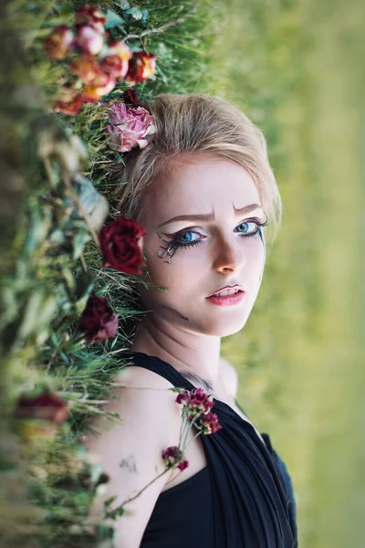 Retrato Elegante Uma Menina Chorosa Com Flores Secas Estilo Retrô — Fotografia de Stock