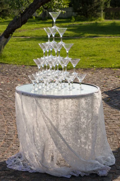 Pyramida Sklenic Šampaňské Venkovní Zahradě Při Svatebním Obřadu — Stock fotografie