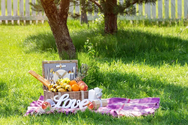 Picknickplatz Für Ein Verliebtes Paar Teppich Mit Picknickkorb Garten Wort — Stockfoto