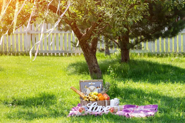 Picnic Para Una Pareja Enamorada Alfombra Con Cesta Picnic Jardín —  Fotos de Stock