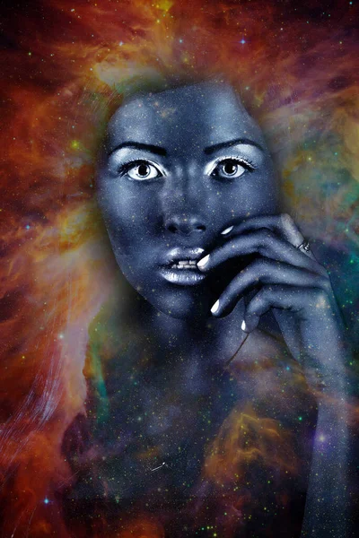 Stüdyoda Koyu Renk Yüzlü Hoş Bir Kadının Mavi Tonları Yıldızlı — Stok fotoğraf