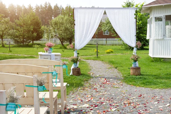 Arco Para Cerimônia Casamento Decorado Com Pano Flores Vegetação — Fotografia de Stock