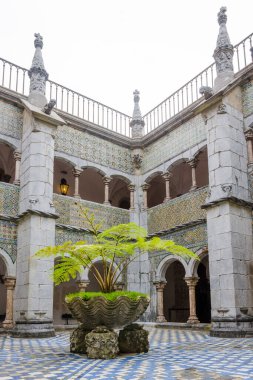 Ortaçağ şatosunun avlusunda. Lizbon, Portekiz