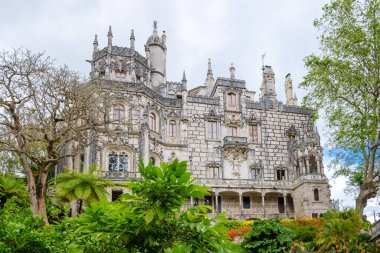Quinta da Regaleira parkındaki Neo-gotik saray. Portekiz
