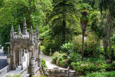 Quinta da Regaleira parkındaki Neo-gotik saray. Portekiz