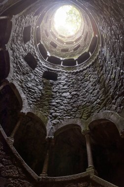 Quinta da Regaleira, Sintra, Portekiz 'in Masonik Kabul Kuyusu